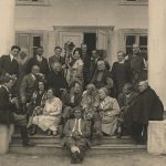 Pamiątkowe zdjęcie ekipy filmowej i mieszkańców Czombrowa. Sierpień 1928 r. ze zb. J. Puchalskiej