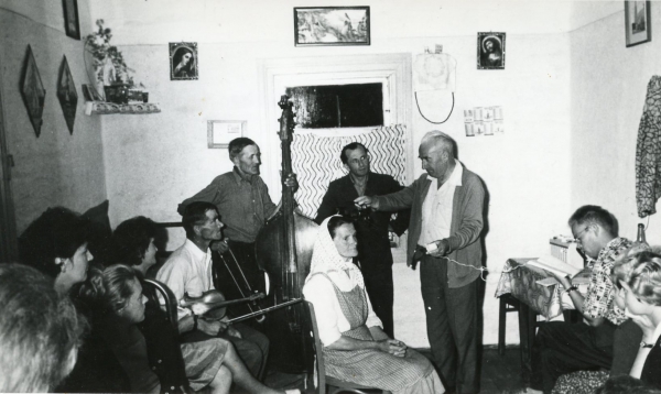 Fot. Dokumentacja folkloru muzycznego przez Franciszka Kotulę. Głowienka k. Krosna, 1962 r., fot. A. Hadała
