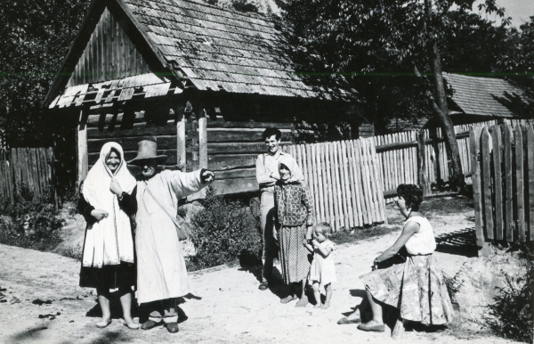 Franciszek Kotula wraz z pracownikami podczas badań terenowych w Raniżowie, 1961 rok - zdjęcie