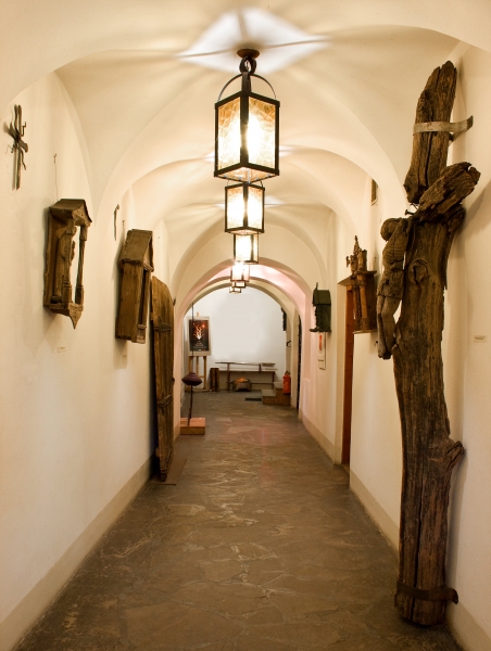 Kapliczki i krzyże przydrożne w korytarzu Muzeum.