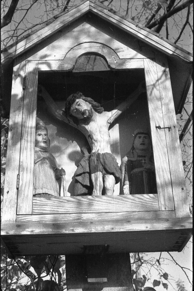 Kapliczka, zbliżenie na figurę Chrystusa na krzyżu, miejscowość Budziwój, fotografia archiwalna, czarno-biała, autor: Franciszek Kotula