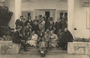 Pamiątkowe zdjęcie ekipy filmowej i mieszkańców Czombrowa. Sierpień 1928 r. ze zb. J. Puchalskiej