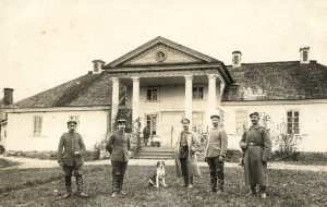 W czasie I wojny w Czobrowie stacjonowały wojska niemieckie i austriackie. Pocztówka ze zb. Joanny Puchalskiej