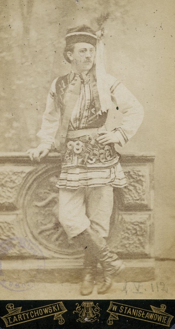Mężczyzna w tak zwanym stroju krakowskim, - zdjęcie