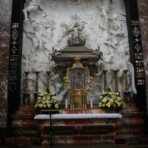 Ołtarz z relikwiami św. Kazimierza w katedrze w Wilnie
