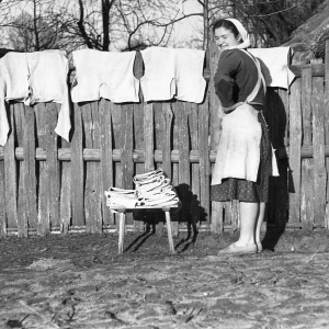 Bielizna rozwieszona na płocie, Giedlarowa, 1953 rok - zdjęcie