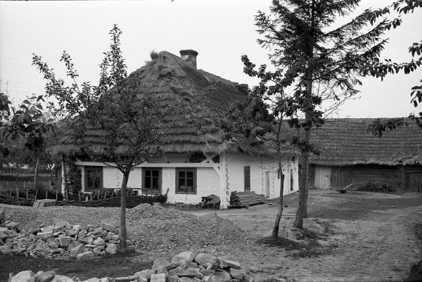 Widok chałupy drewnianej z Budziwoja, zdjęcie archiwalne, czarno-białe, fotografia autorstwa Franciszka Kotuli